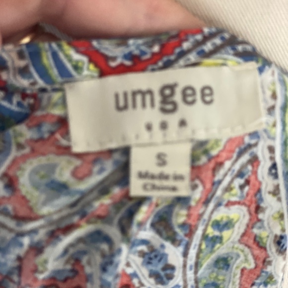 Muted red, blue and greens paisley print sleeveless top. Runs small - Picture 5 of 6